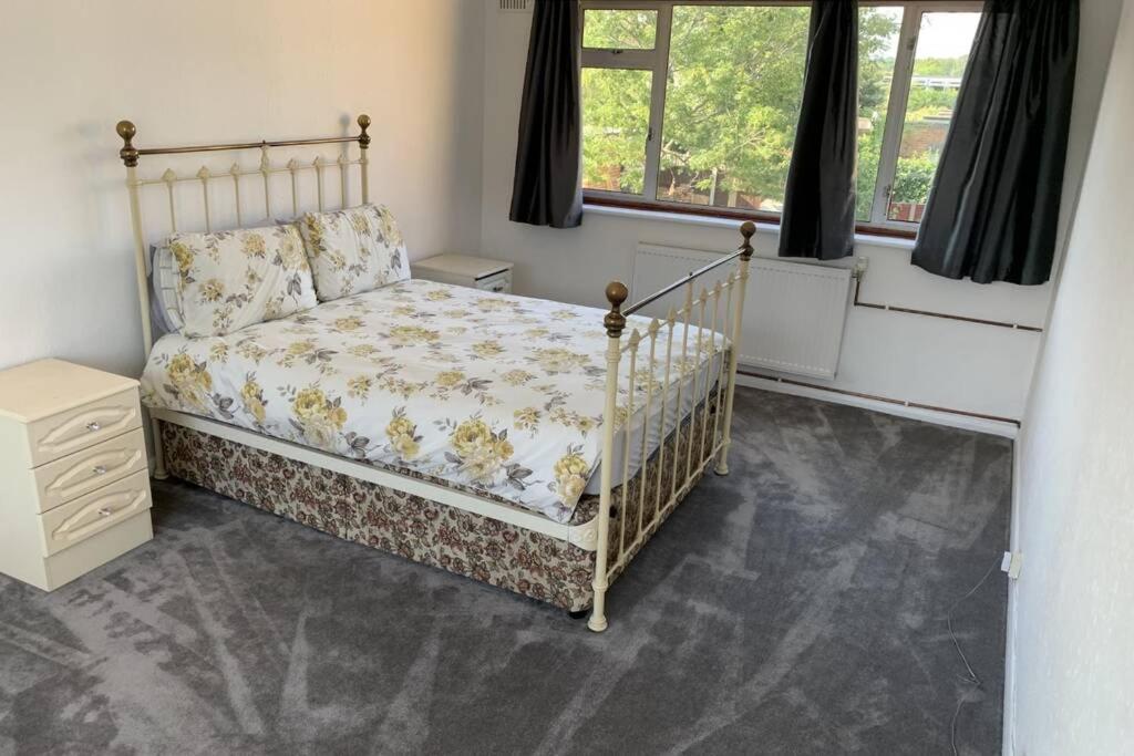 5 Bedroom House With Outdoor Space Upminster Ngoại thất bức ảnh